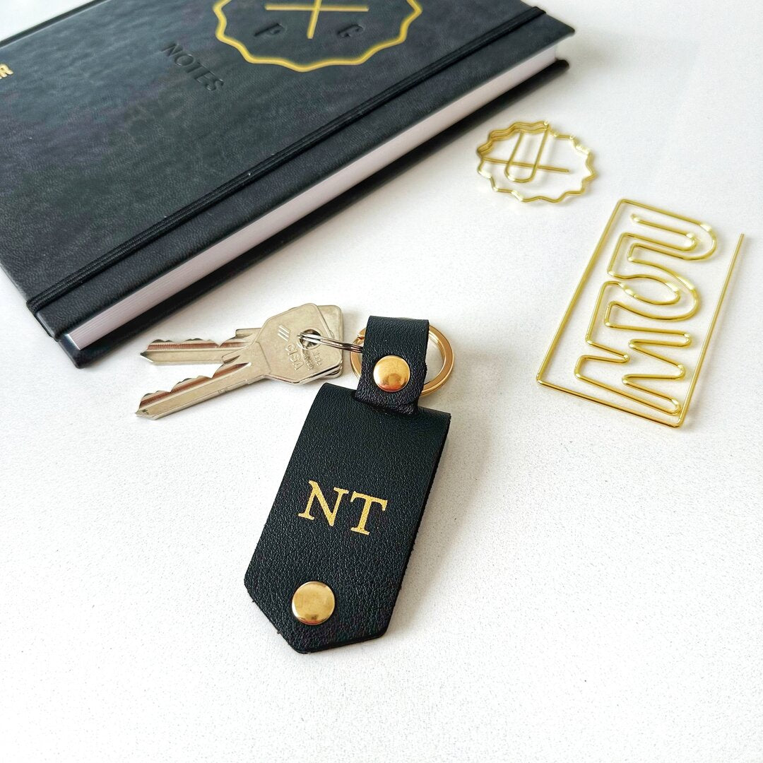 Schwarzer Schlüsselanhänger mit Monogramm und Fotoanhänger