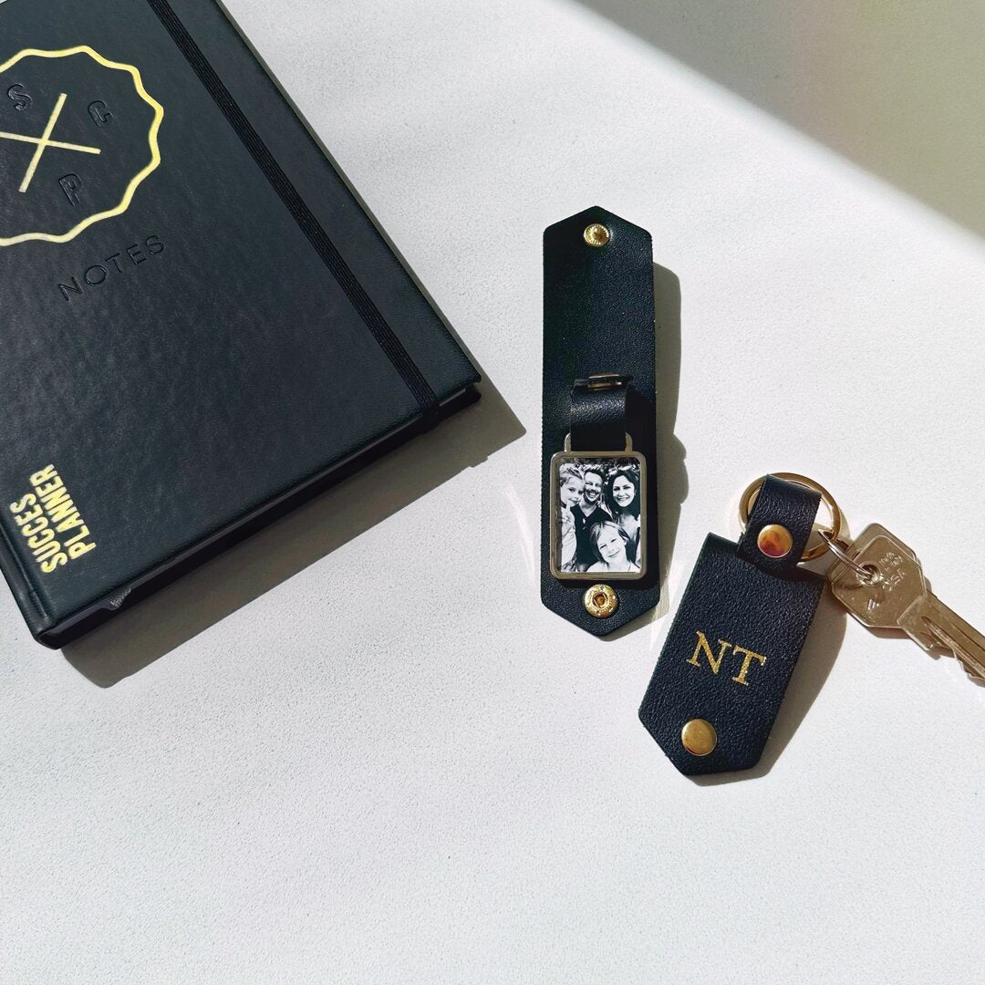 Schwarzer Schlüsselanhänger mit Monogramm und Fotoanhänger