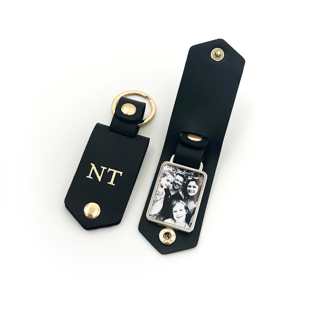 Schwarzer Schlüsselanhänger mit Monogramm und Fotoanhänger