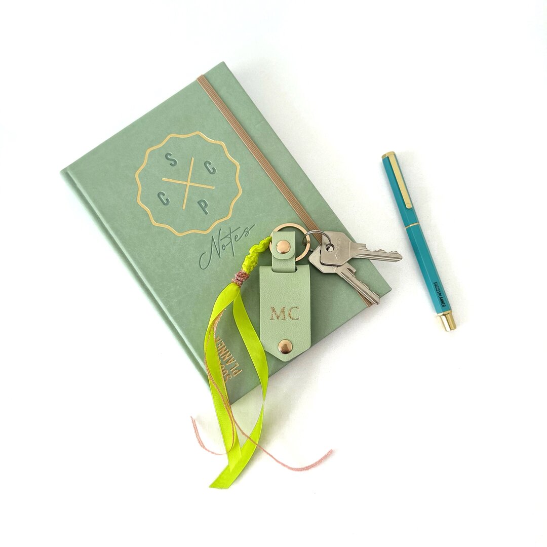 Grüner Schlüsselanhänger mit Monogramm und Fotoanhänger