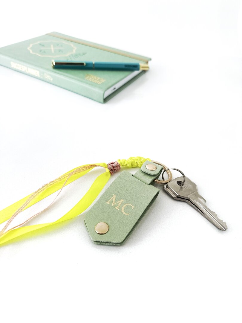 Grüner Schlüsselanhänger mit Monogramm und Fotoanhänger