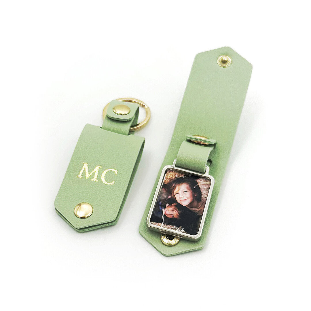 Grüner Schlüsselanhänger mit Monogramm und Fotoanhänger